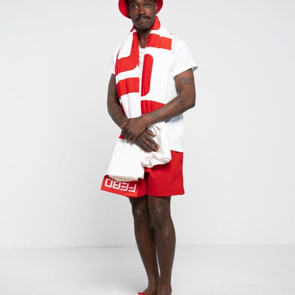 Mannelijk model die de bakhanddoek om zijn nek heeft