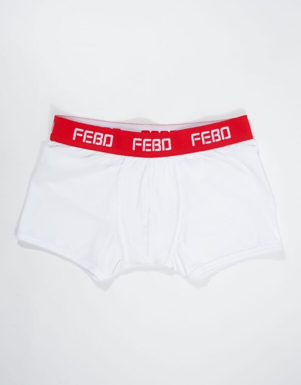 De Feboxershort. De boxer is wit met een rode taille band waar FEBO op staat.