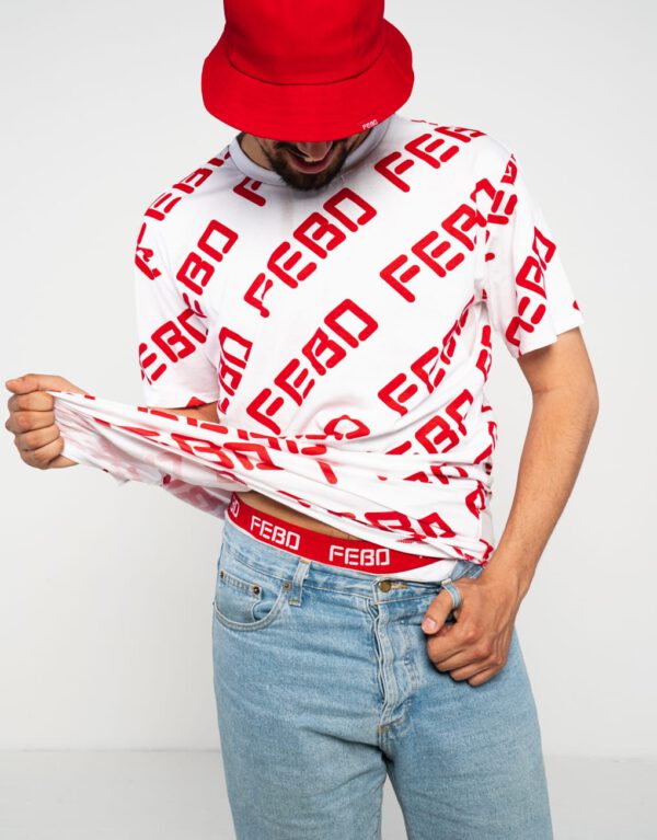 Een mannelijk model draagt de Feboxershort. De rode tailleband steekt uit boven zijn spijkerbroek