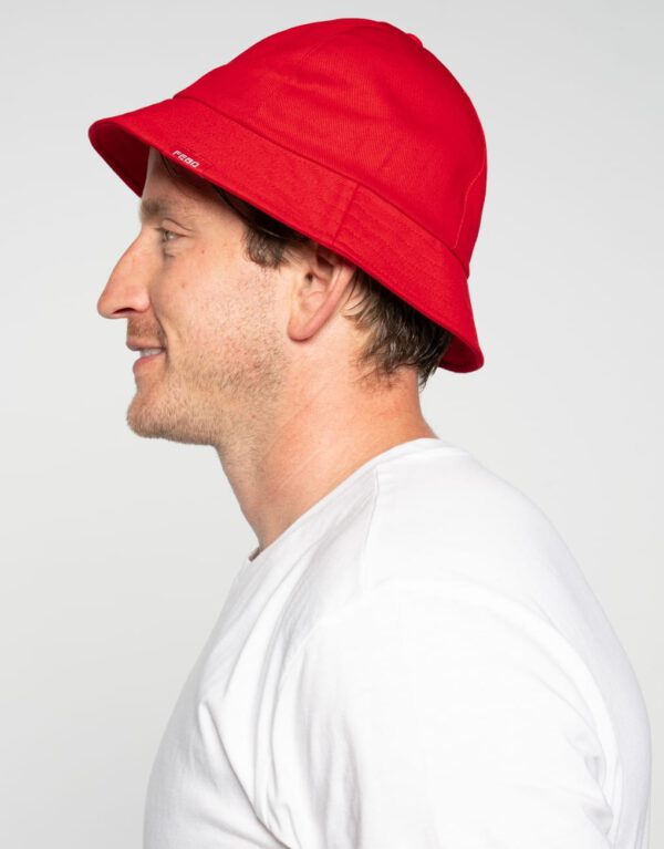 Zijaanzicht van een mannelijk model met de FEBO Bak’t-Hat