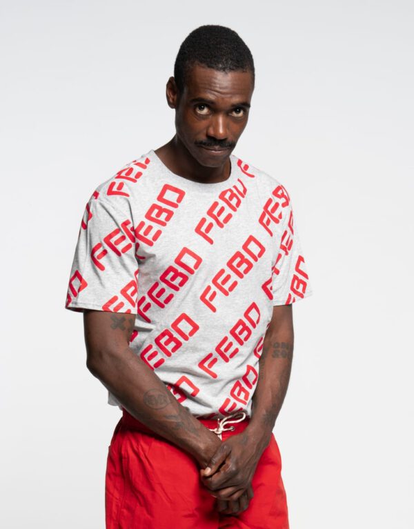 Een mannelijk model draag het FEBO Snackshirt Grijs
