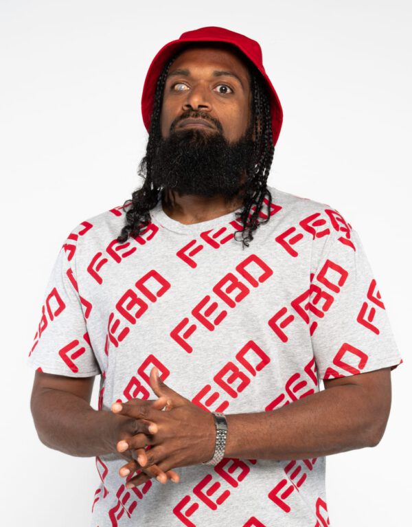 Een mannelijk model (Noel) draagt het FEBO Snackshirt Grijs