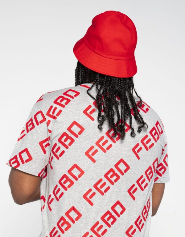 Achterzijde van mannelijk model (Noel) met het FEBO Snackshirt Grijs