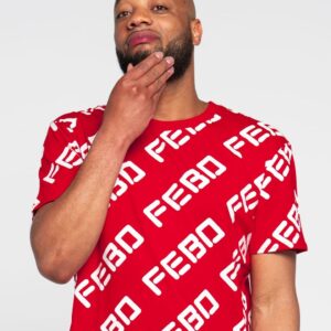 Mannelijk model draagt het rode FEBO snackshirt