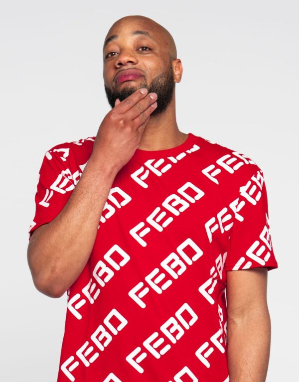 Mannelijk model draagt het rode FEBO snackshirt