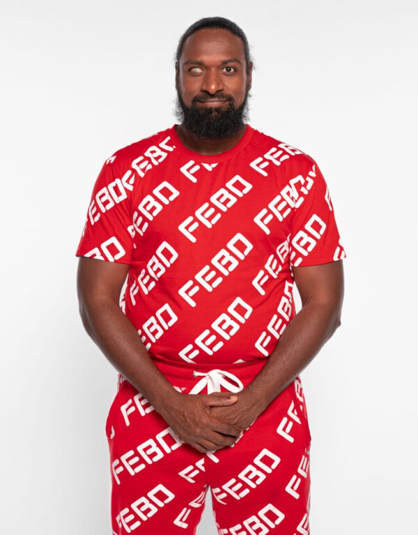 Mannelijk model (Noel) draagt het rode FEBO snackshirt