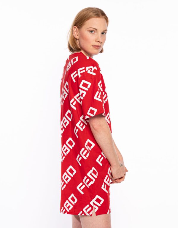 Vrouwelijk model (Judith) draagt het rode FEBO snackshirt