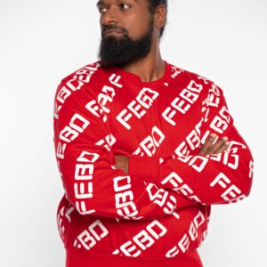 Mannelijk model (Noel) draagt het rode FEBO snackshirt